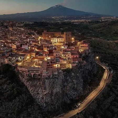 Il Palazzo Dei Normanni * Мотта-Сант'Анастазия