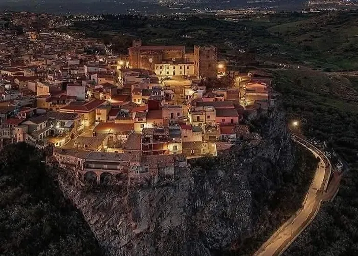 Il Palazzo Dei Normanni * Motta SantʼAnastasia